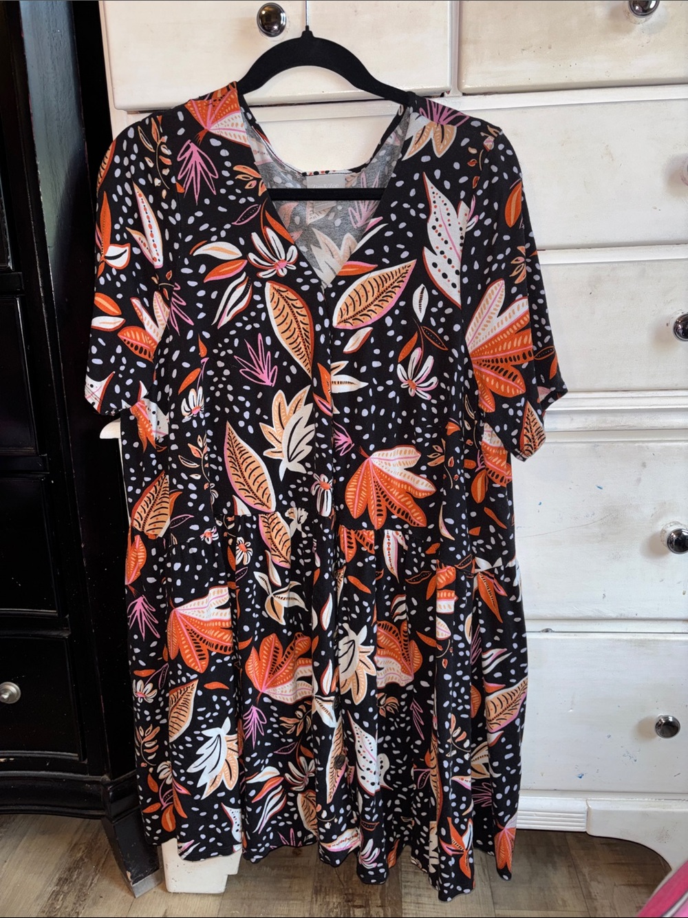 Women's Black Floral V-Neck Tiered Tunic Top - Orange & Pink Leaf Print